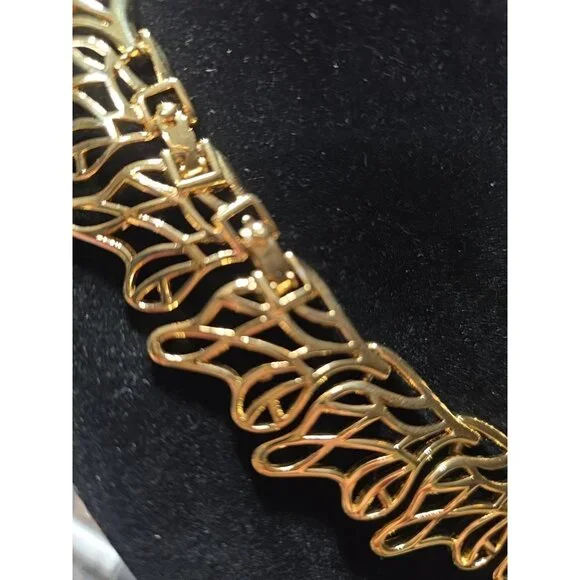 Vintage 1980s Signed Monet Goldtone Wavy Cut Out Link Necklace RARE - Picture 3 of 4